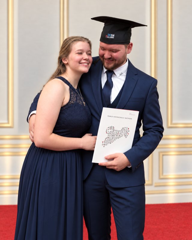 Arthur Kotsch mit DHSN-Alumni-Kappe und seine Freundin Judy Helke bei der Abschlussfeier